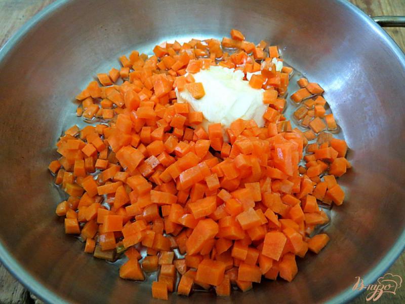 Фото приготовление рецепта: Рис с морковью шаг №2