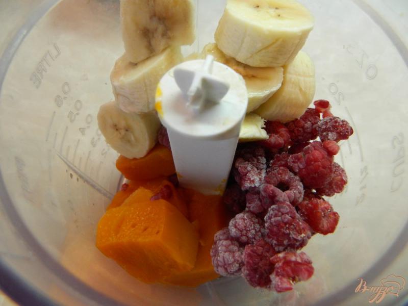 Фото приготовление рецепта: Смузи из малины, тыквы и банана шаг №4