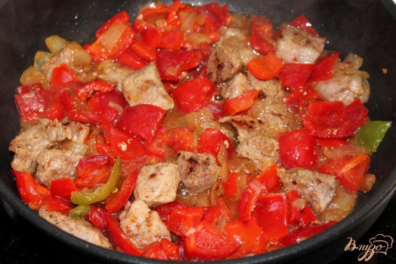 Фото приготовление рецепта: Рис со свининой и болгарским перцем шаг №3