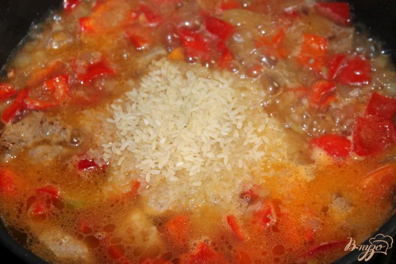 Фото приготовление рецепта: Рис со свининой и болгарским перцем шаг №4