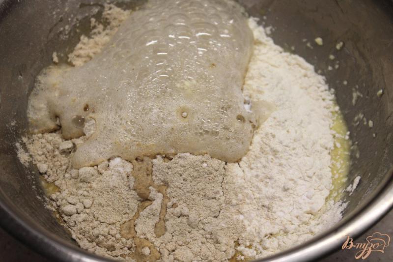 Фото приготовление рецепта: Овсяный пирог с орехами и повидлом из кизила и груш шаг №3