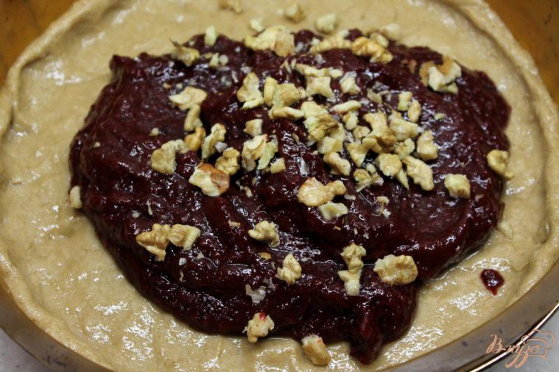 Фото приготовление рецепта: Овсяный пирог с орехами и повидлом из кизила и груш шаг №5
