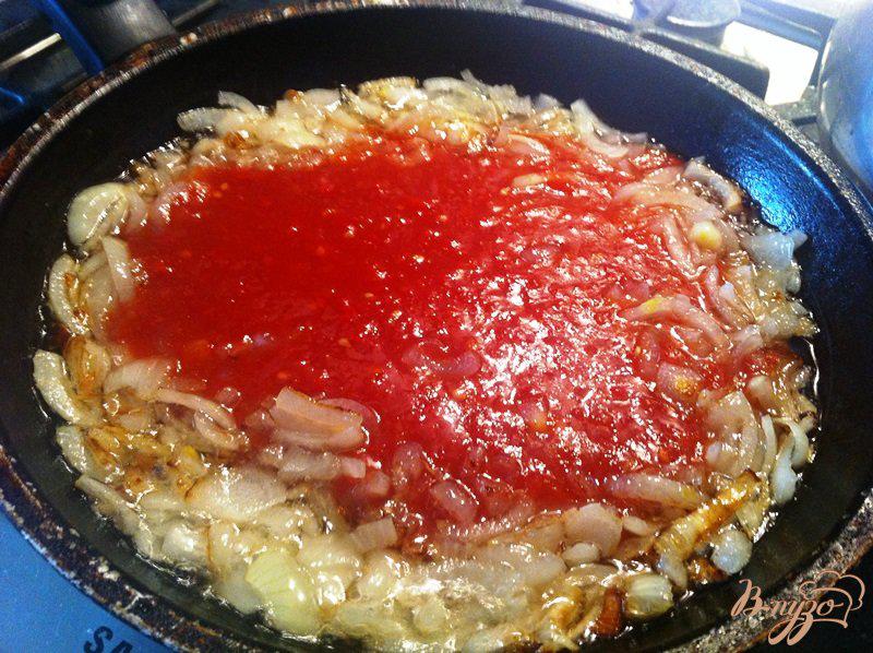 Фото приготовление рецепта: Скумбрия в томатном соусе шаг №3