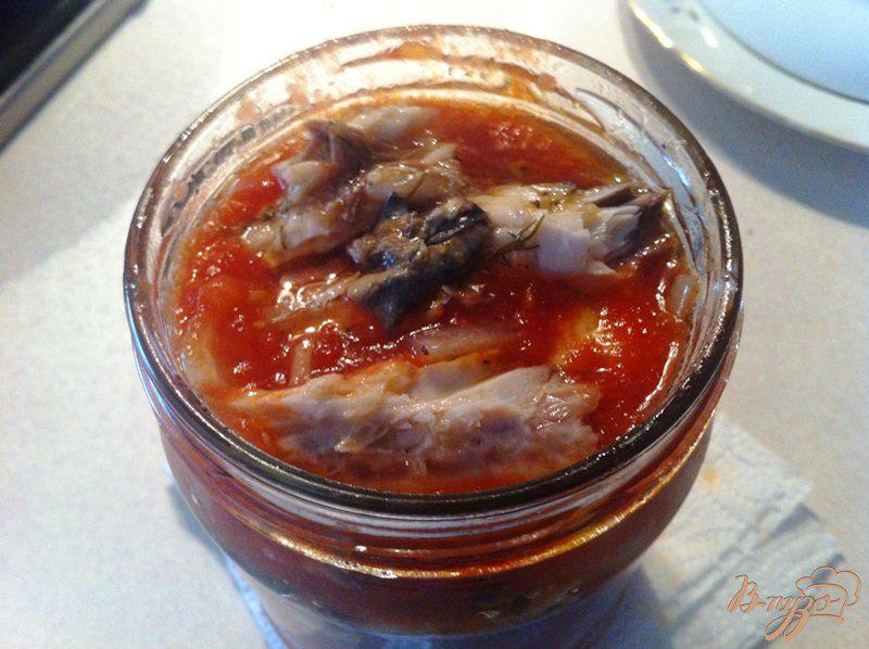 Фото приготовление рецепта: Скумбрия в томатном соусе шаг №7