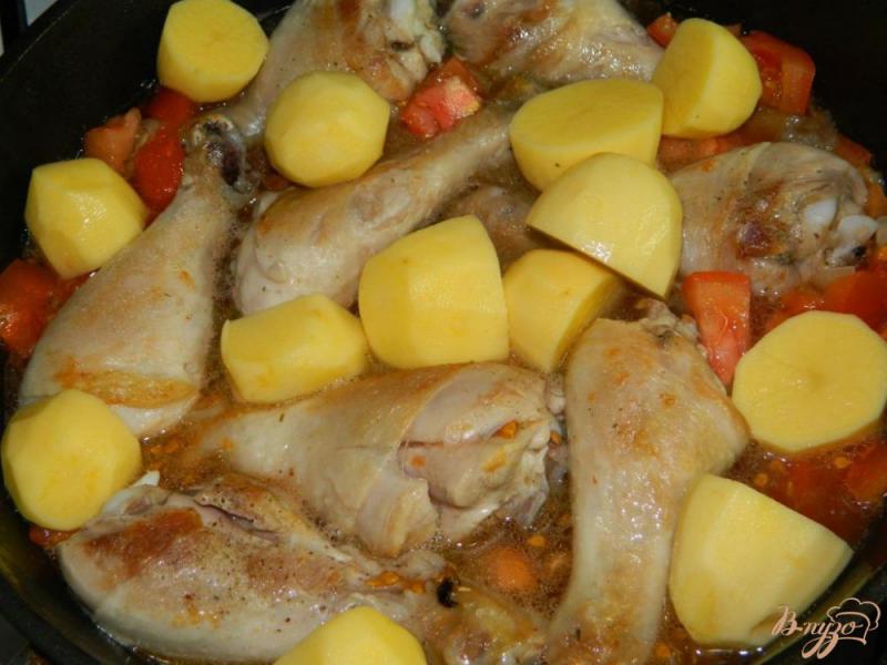 Фото приготовление рецепта: Куриные голени с картофелем тушеные в винном соусе шаг №3