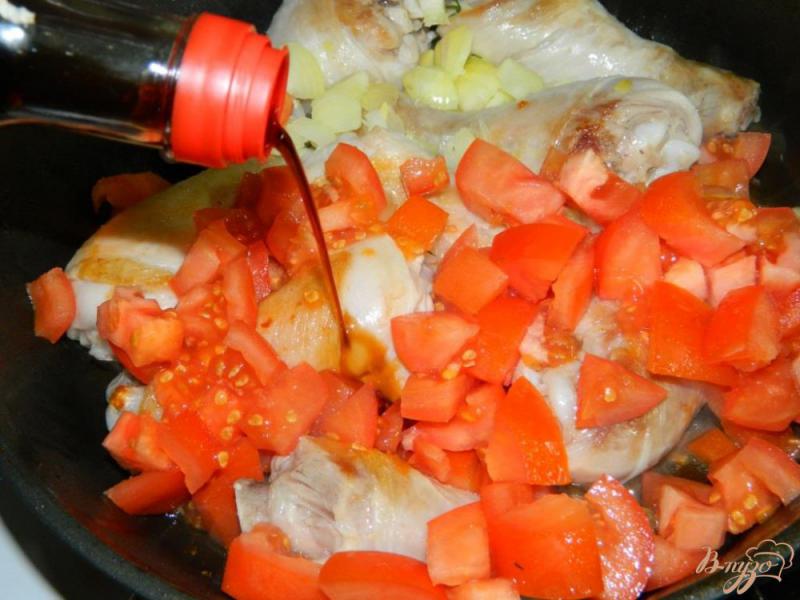 Фото приготовление рецепта: Куриные голени с картофелем тушеные в винном соусе шаг №2