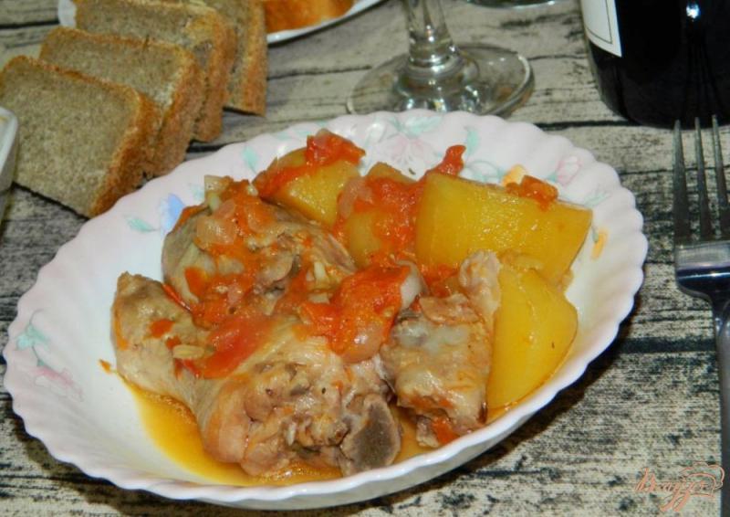 Фото приготовление рецепта: Куриные голени с картофелем тушеные в винном соусе шаг №4