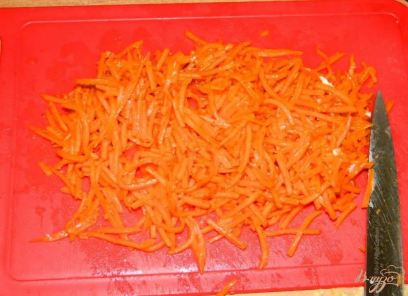 Фото приготовление рецепта: Салат с курицей, маринованными огурцами и морковью по-корейски шаг №2