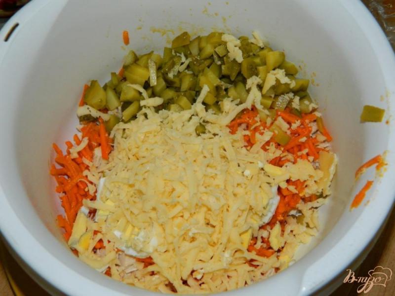 Фото приготовление рецепта: Салат с курицей, маринованными огурцами и морковью по-корейски шаг №4