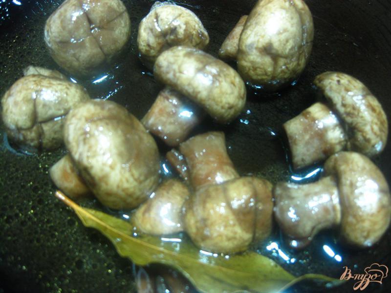 Фото приготовление рецепта: Маринованные шампиньоны в соевом соусе шаг №5
