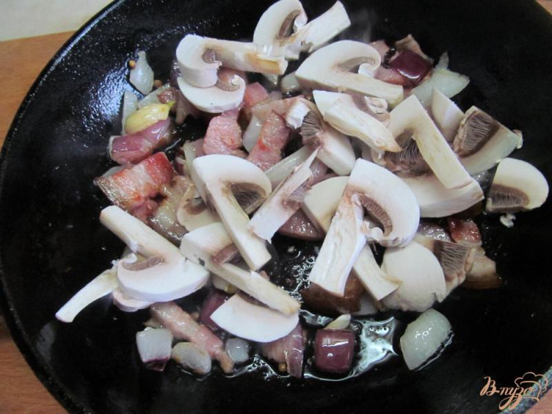Фото приготовление рецепта: Пшенная каша с грудинкой и грибами шаг №4