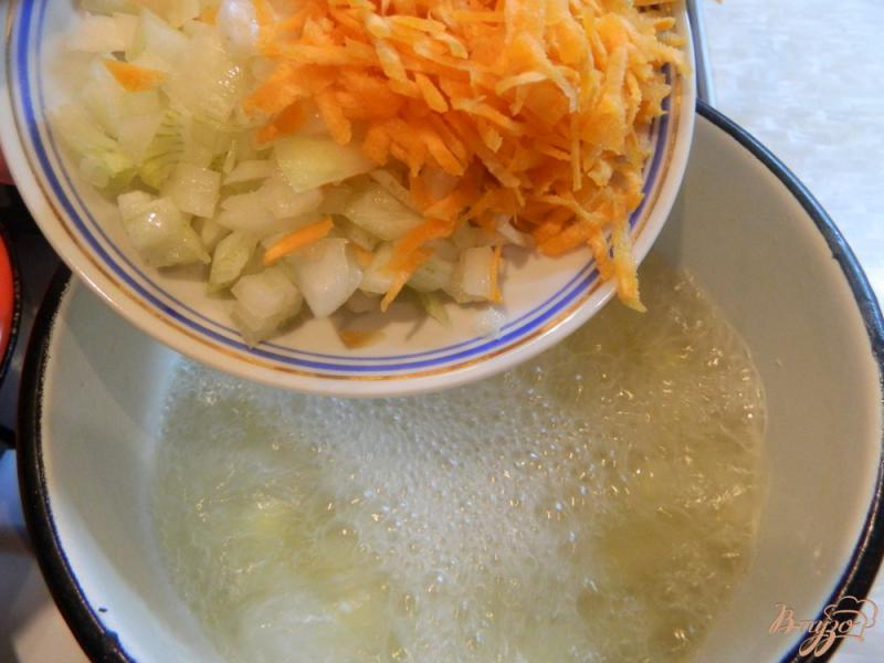 Фото приготовление рецепта: Рыбный суп со свежими  помидорами шаг №3