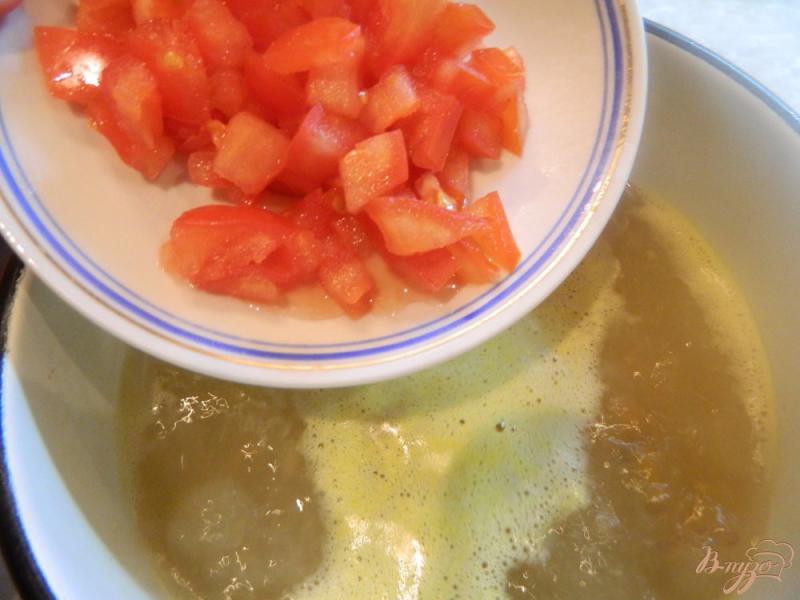 Фото приготовление рецепта: Рыбный суп со свежими  помидорами шаг №5