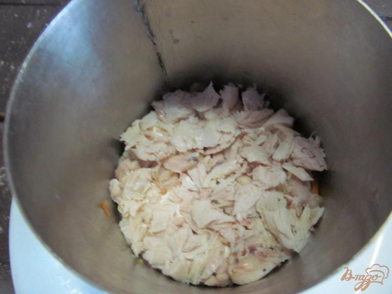 Фото приготовление рецепта: Салат с курицей и кукурузой шаг №4