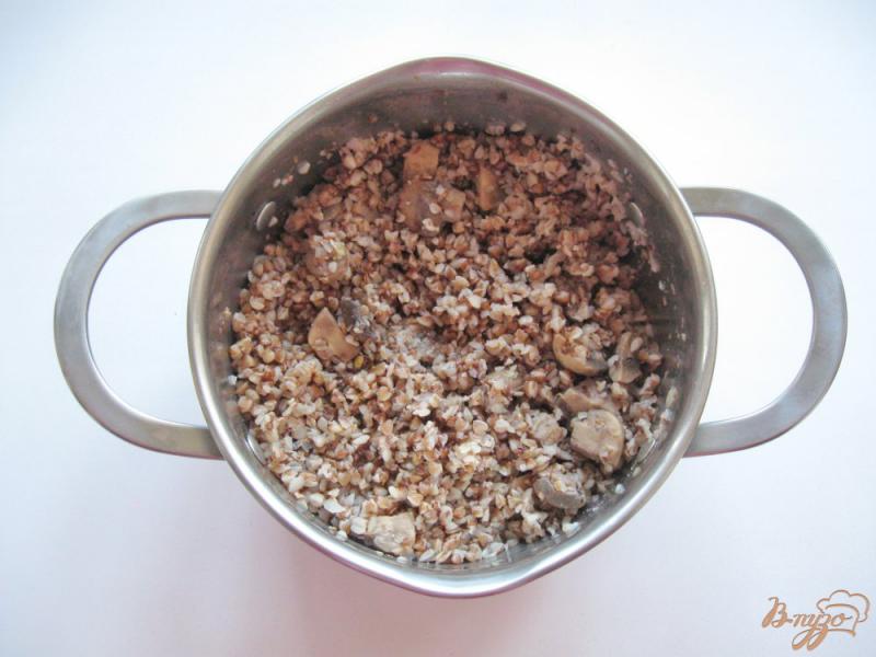 Фото приготовление рецепта: Курица, фаршированная гречневой кашей с грибами шаг №2