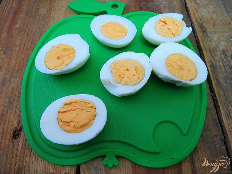 Фото приготовление рецепта: Яйца фаршированные плавлеными сырками шаг №3