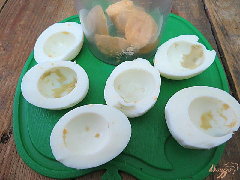 Фото приготовление рецепта: Яйца фаршированные плавлеными сырками шаг №4