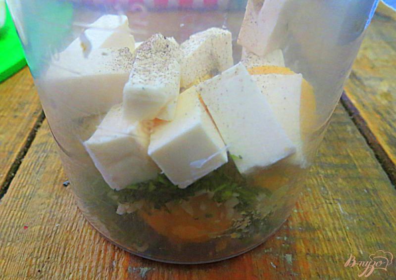 Фото приготовление рецепта: Яйца фаршированные плавлеными сырками шаг №7