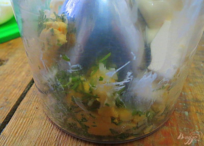 Фото приготовление рецепта: Яйца фаршированные плавлеными сырками шаг №8