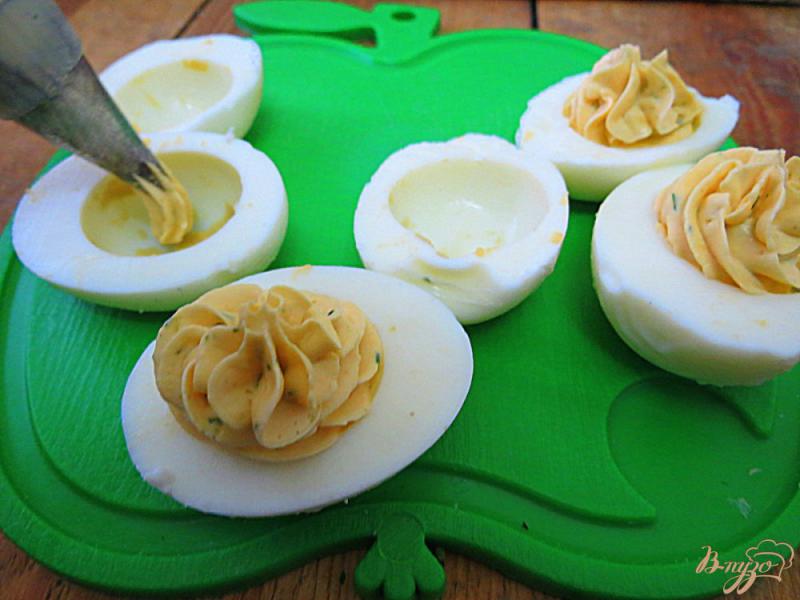 Фото приготовление рецепта: Яйца фаршированные плавлеными сырками шаг №9