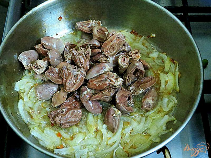 Фото приготовление рецепта: Куриные сердечки в сметанном соусе шаг №3
