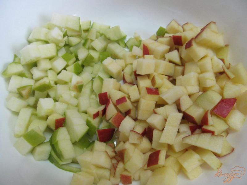 Фото приготовление рецепта: Яблочный салат с кизилом шаг №1