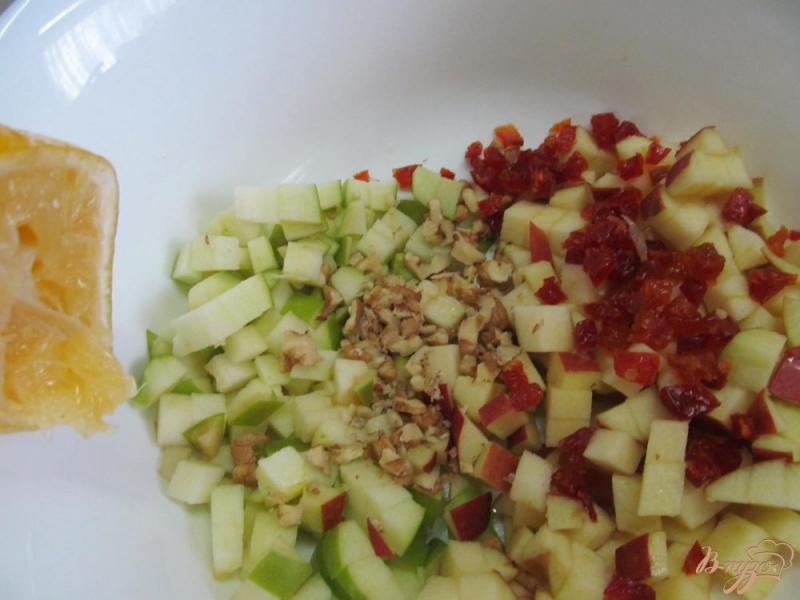 Фото приготовление рецепта: Яблочный салат с кизилом шаг №2