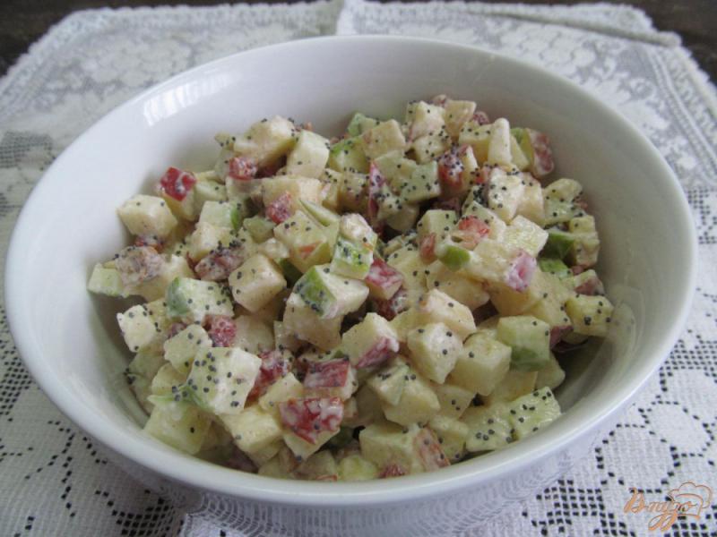 Фото приготовление рецепта: Яблочный салат с кизилом шаг №4