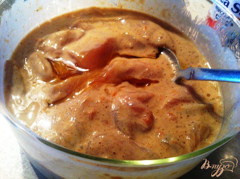Фото приготовление рецепта: Куриное филе в кефирно-чесночном маринаде шаг №4