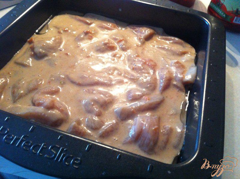 Фото приготовление рецепта: Куриное филе в кефирно-чесночном маринаде шаг №5