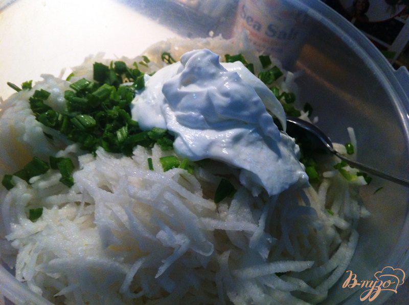 Фото приготовление рецепта: Салат из дайкона  с зеленым луком шаг №4