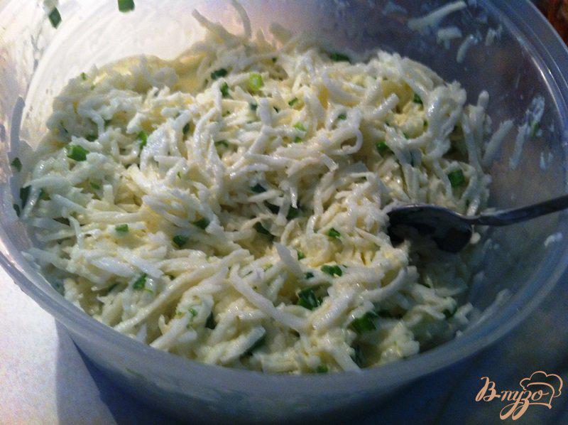 Фото приготовление рецепта: Салат из дайкона  с зеленым луком шаг №5
