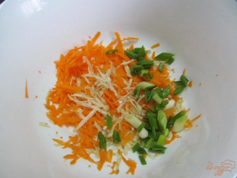 Фото приготовление рецепта: Жаренный карп с овощным салатом шаг №3