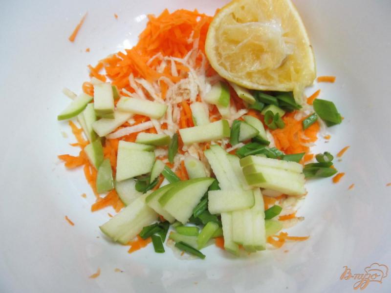Фото приготовление рецепта: Жаренный карп с овощным салатом шаг №4