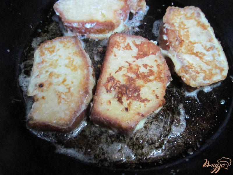Фото приготовление рецепта: Французские тосты из кекса шаг №4