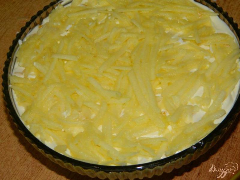Фото приготовление рецепта: Слоеный салат с курицей и кукурузой шаг №6
