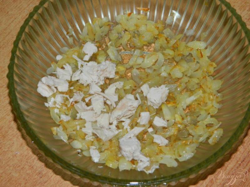 Фото приготовление рецепта: Слоеный салат с курицей и кукурузой шаг №3