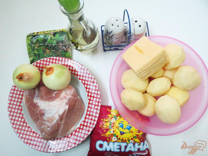 Фото приготовление рецепта: Свинина с картошкой, под сырно-сметанной корочкой шаг №1