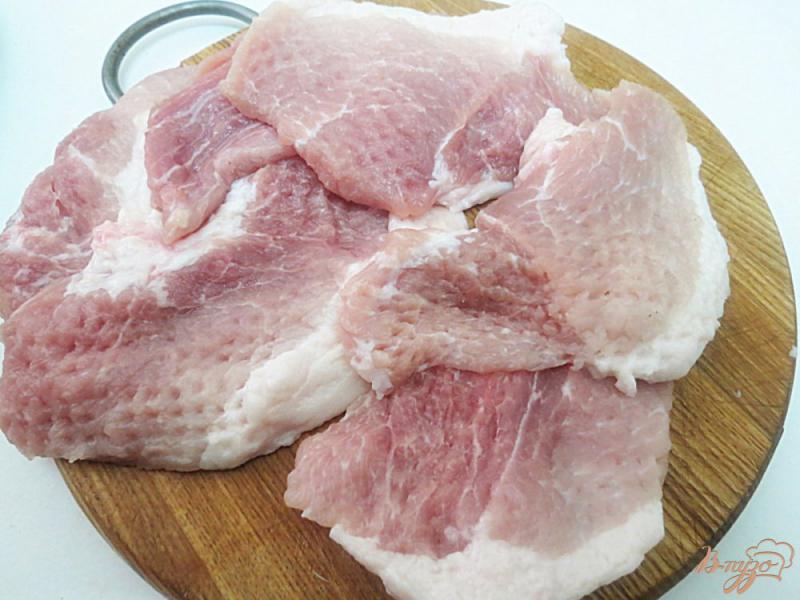 Фото приготовление рецепта: Свинина с картошкой, под сырно-сметанной корочкой шаг №2