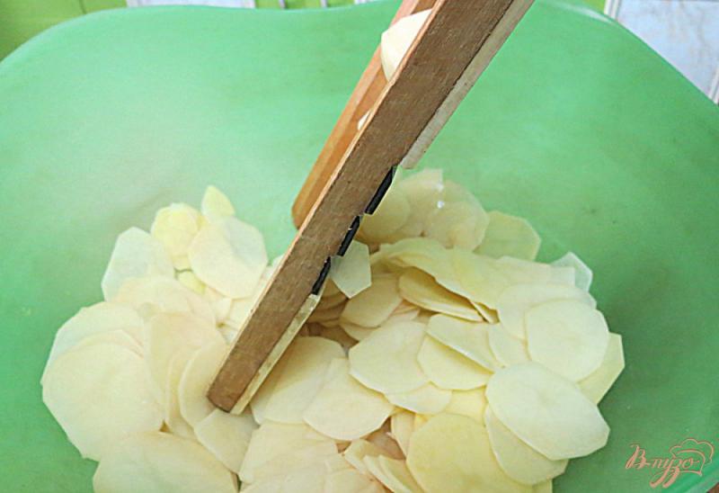 Фото приготовление рецепта: Свинина с картошкой, под сырно-сметанной корочкой шаг №3