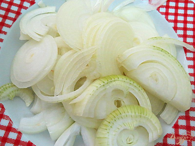 Фото приготовление рецепта: Свинина с картошкой, под сырно-сметанной корочкой шаг №4