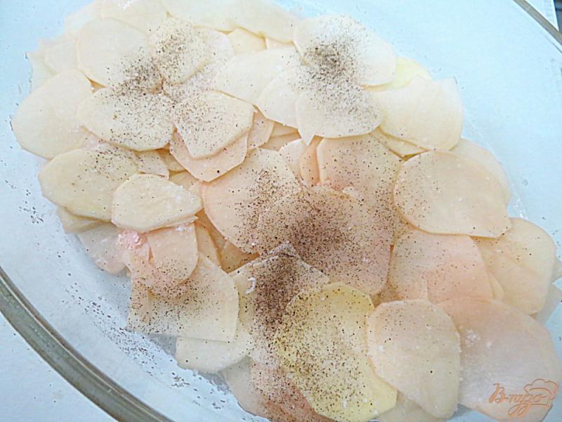 Фото приготовление рецепта: Свинина с картошкой, под сырно-сметанной корочкой шаг №5
