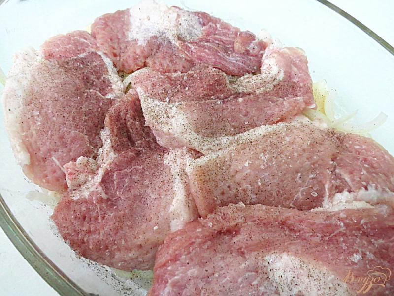 Фото приготовление рецепта: Свинина с картошкой, под сырно-сметанной корочкой шаг №7