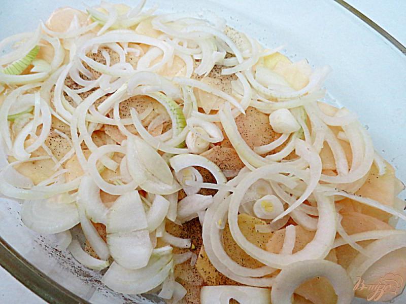 Фото приготовление рецепта: Свинина с картошкой, под сырно-сметанной корочкой шаг №6