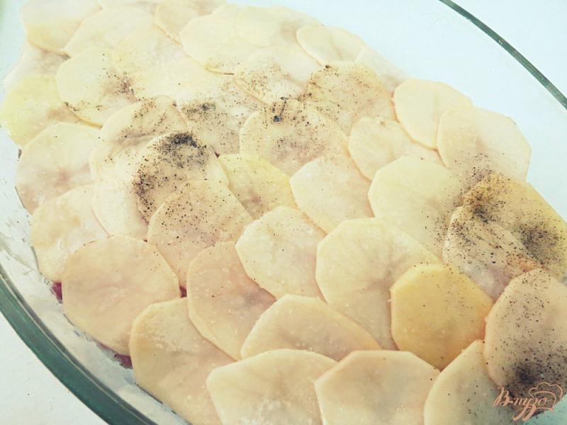 Фото приготовление рецепта: Свинина с картошкой, под сырно-сметанной корочкой шаг №8