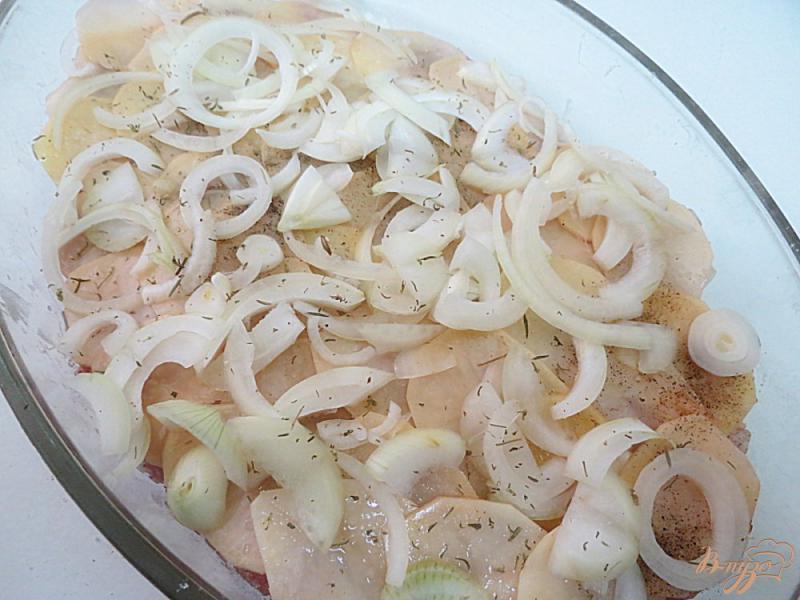 Фото приготовление рецепта: Свинина с картошкой, под сырно-сметанной корочкой шаг №9