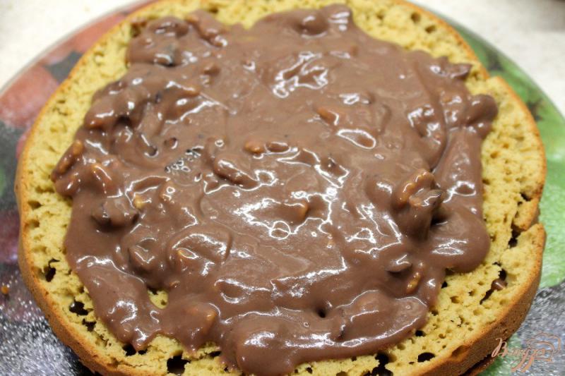 Фото приготовление рецепта: Простой торт с шоколадным кремом, черносливом и орехами шаг №9