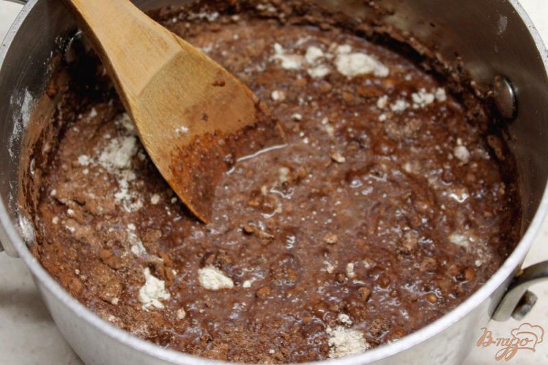 Фото приготовление рецепта: Простой торт с шоколадным кремом, черносливом и орехами шаг №6