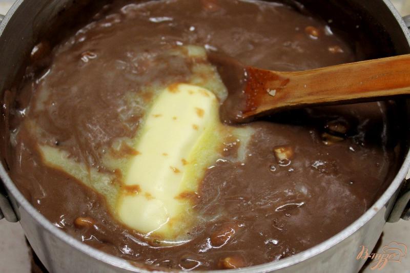 Фото приготовление рецепта: Простой торт с шоколадным кремом, черносливом и орехами шаг №8