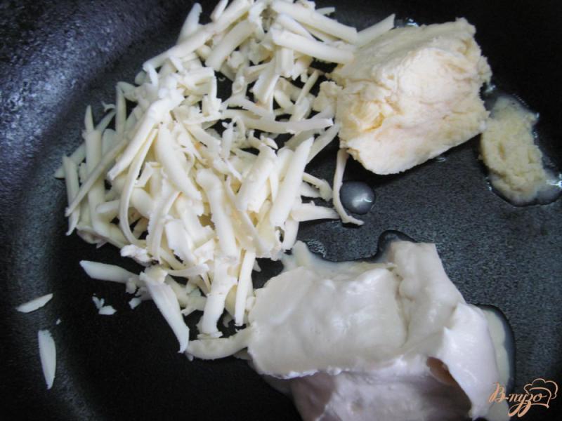 Фото приготовление рецепта: Курица под сырным соусом шаг №2